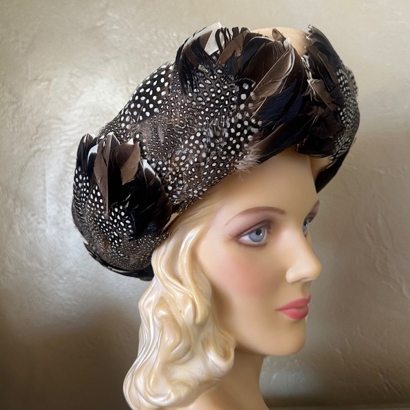 OUTSTANDING 1970's DESIGNER IVORY FELT HAT + MULTICOLORED FEATHERS ON  BRIM - Picture 10 of 13